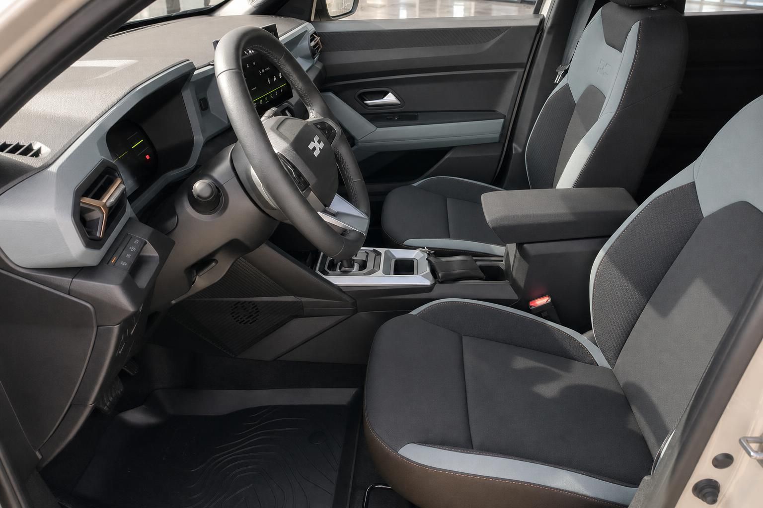 Dacia Duster Innenraum mit Vordersitzen und Mittelkonsole