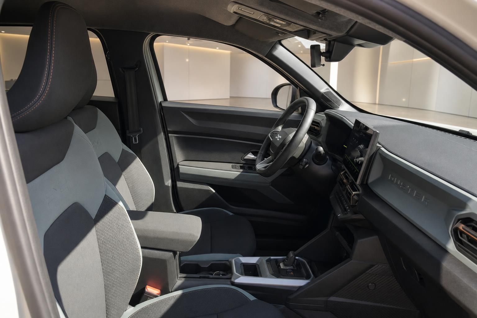 Dacia Duster Innenraum mit Vordersitzen und Automatikgetriebe im Blick