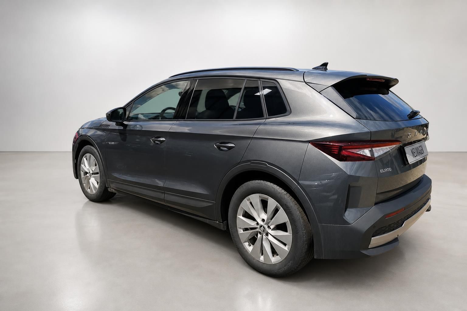 Skoda Elroq Elektro-SUV in Anthrazit, Heckansicht schraeg