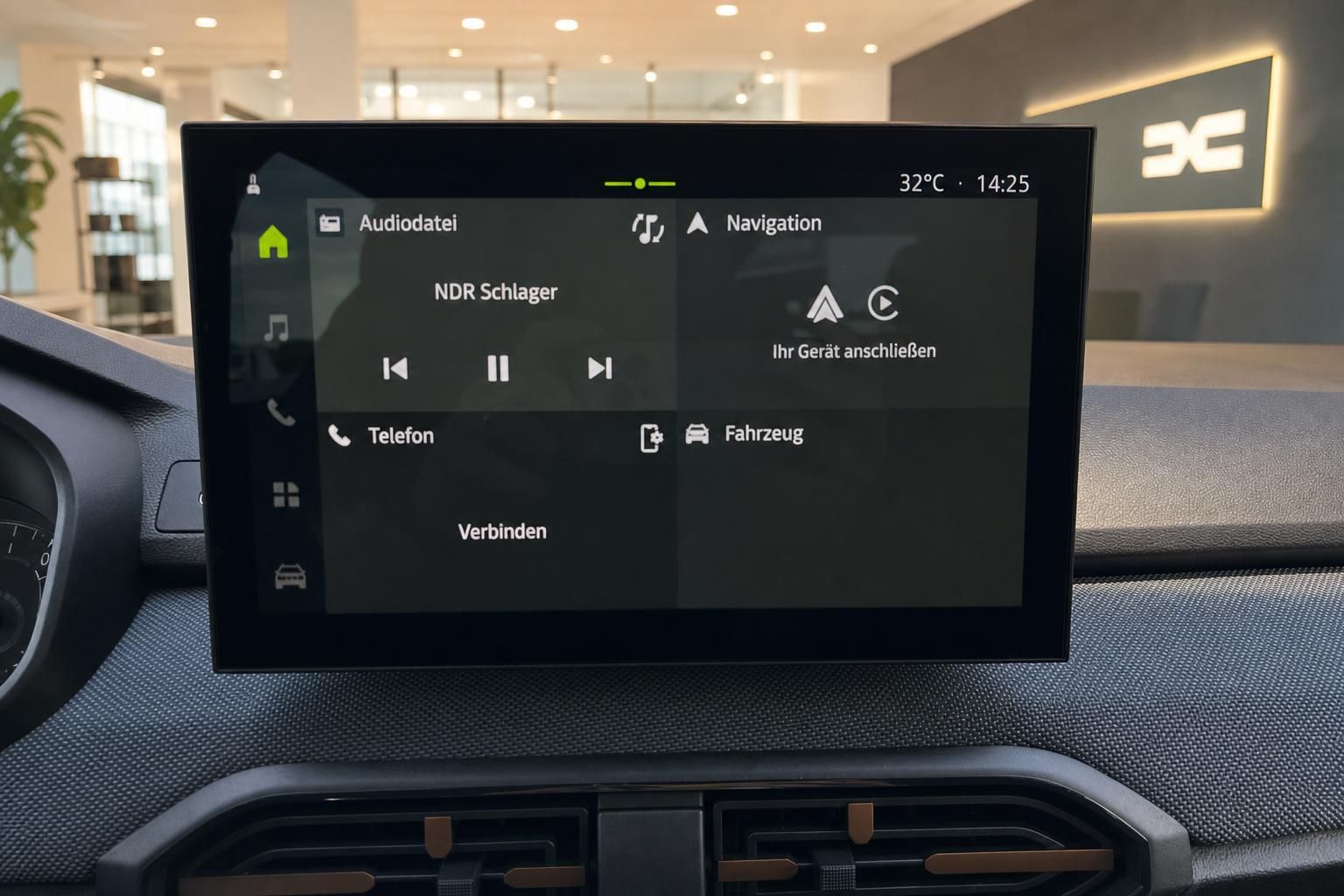 Touchscreen-Display mit Navigation, Telefon und Audiodatei-Menü im Auto