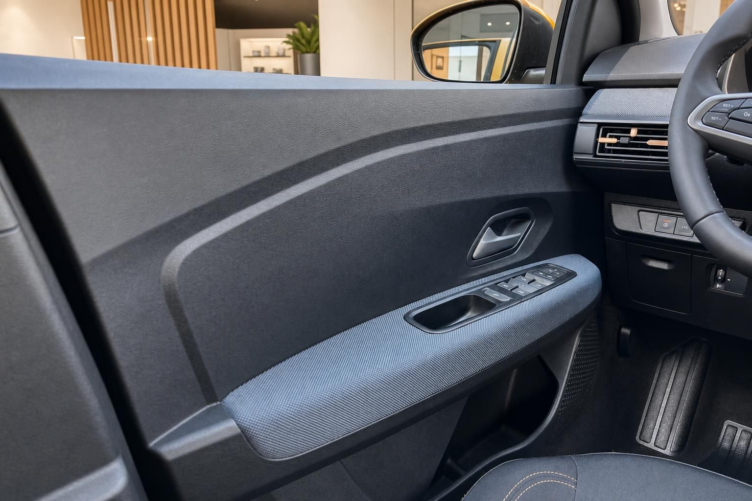 Detailansicht Türverkleidung mit Fensterheber und Griff im Fahrzeug