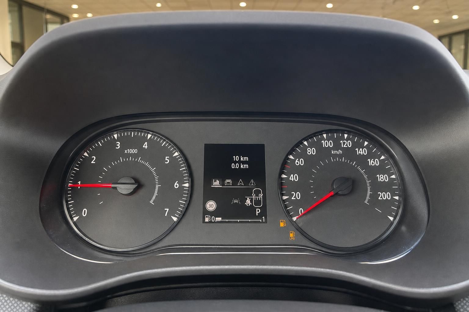 Tacho und Drehzahlmesser im Cockpit mit digitaler Anzeige