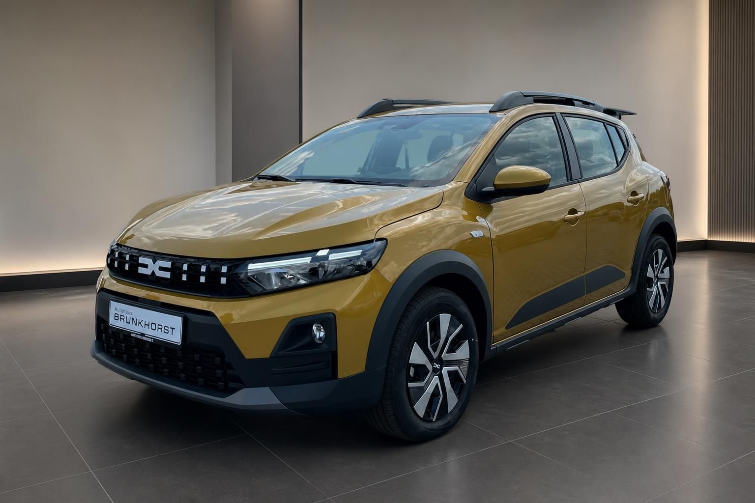 Dacia Sandero Stepway in Gelb, Frontansicht schraeg im Autohaus Brunkhorst