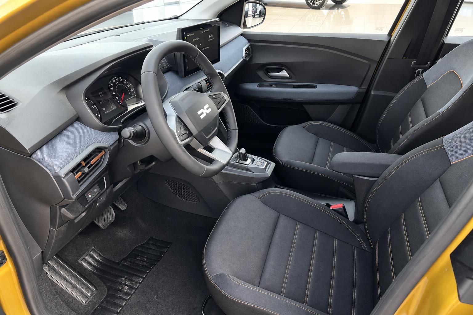 Innenraum Dacia Sandero mit Cockpit, Lenkrad und Sitzen in Schwarz