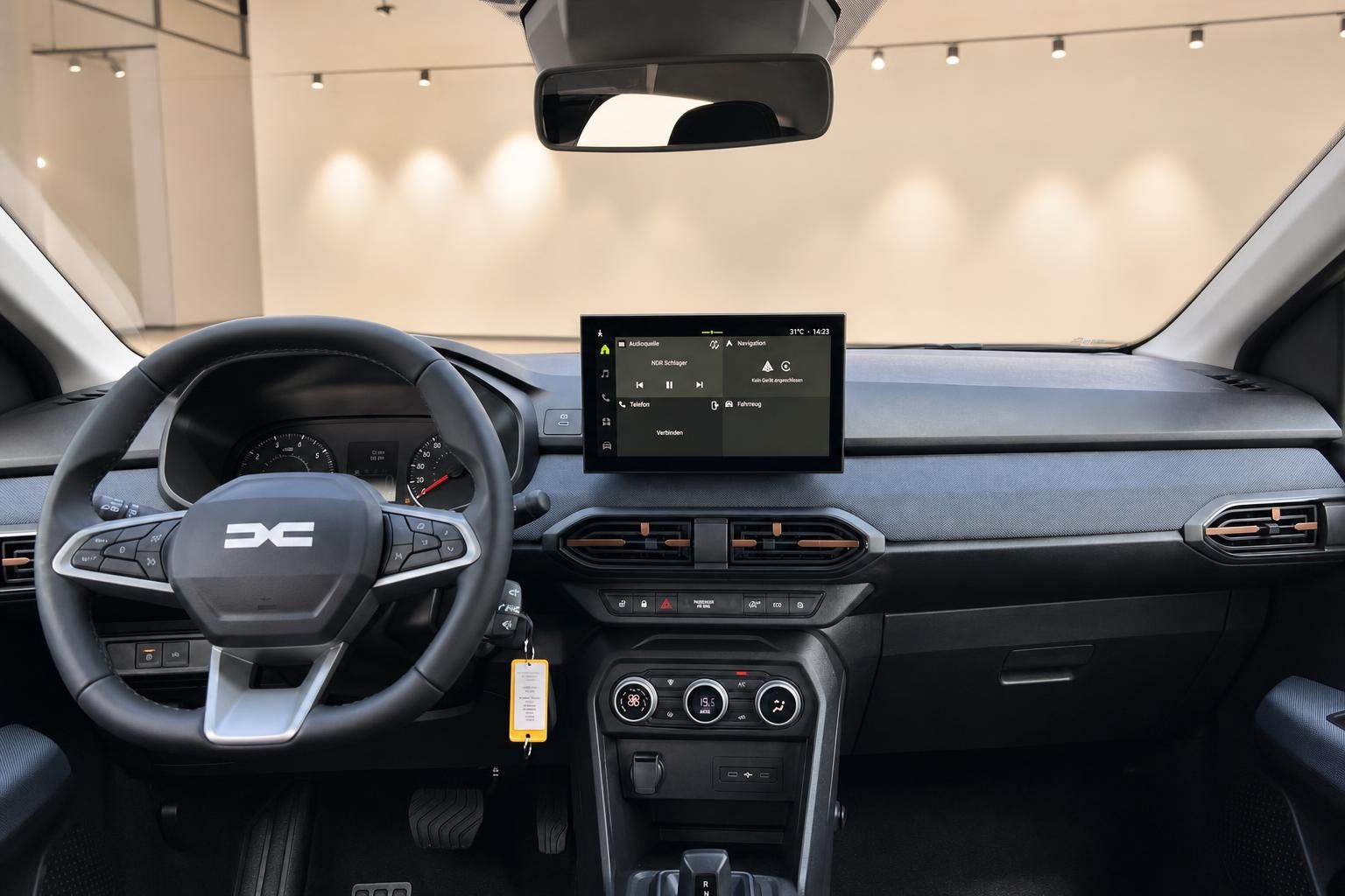 Cockpit Dacia Sandero mit Lenkrad, Infotainment-Display und Mittelkonsole