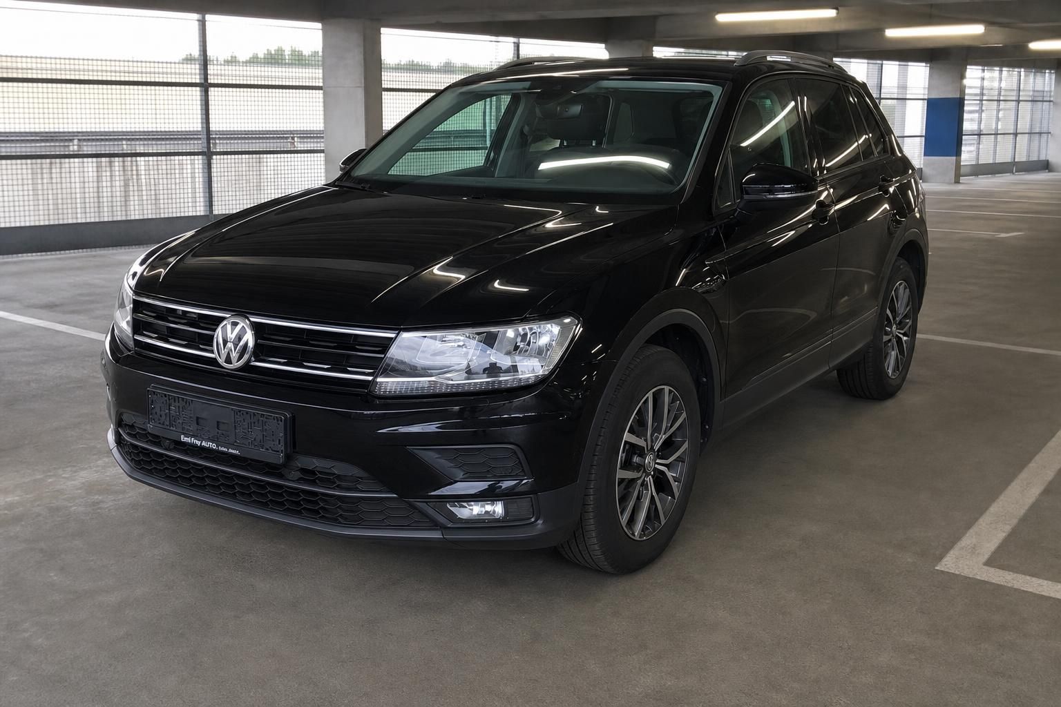 VW Tiguan schwarz Frontansicht schraeg in Parkgarage