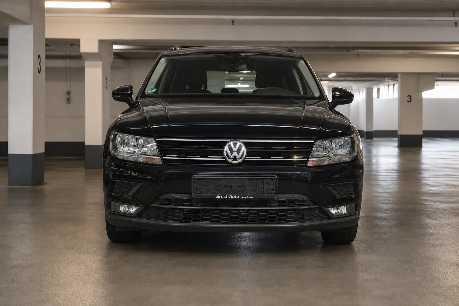 VW Tiguan schwarz Frontansicht in Parkhaus
