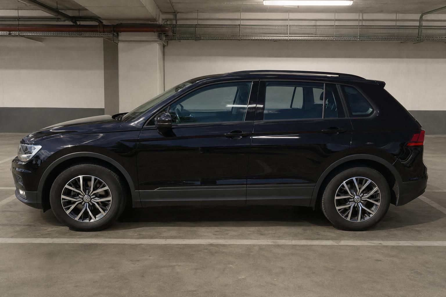 VW Tiguan schwarz Seitenansicht in Tiefgarage