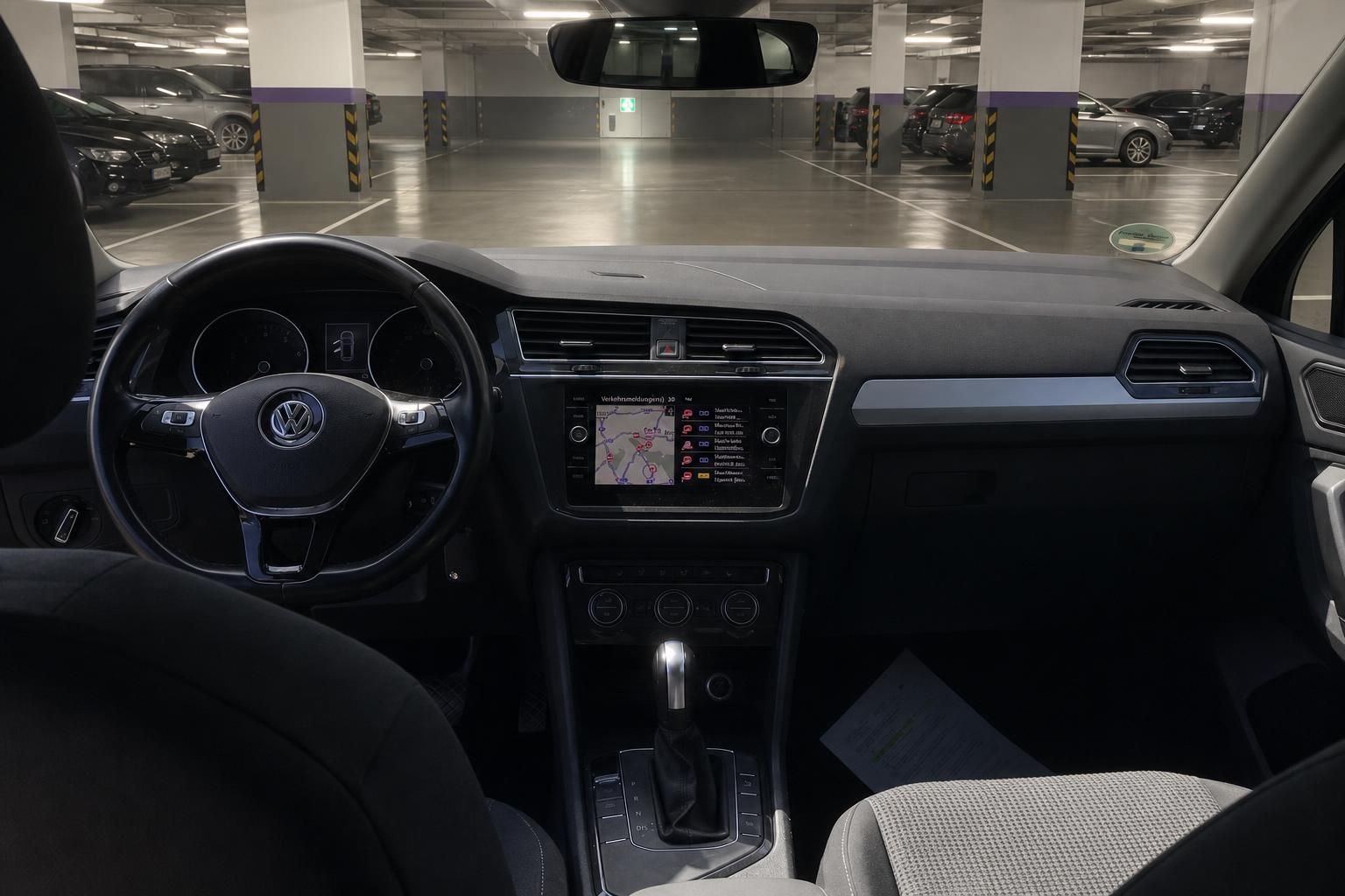 VW Tiguan Cockpit mit Lenkrad und Navigationssystem