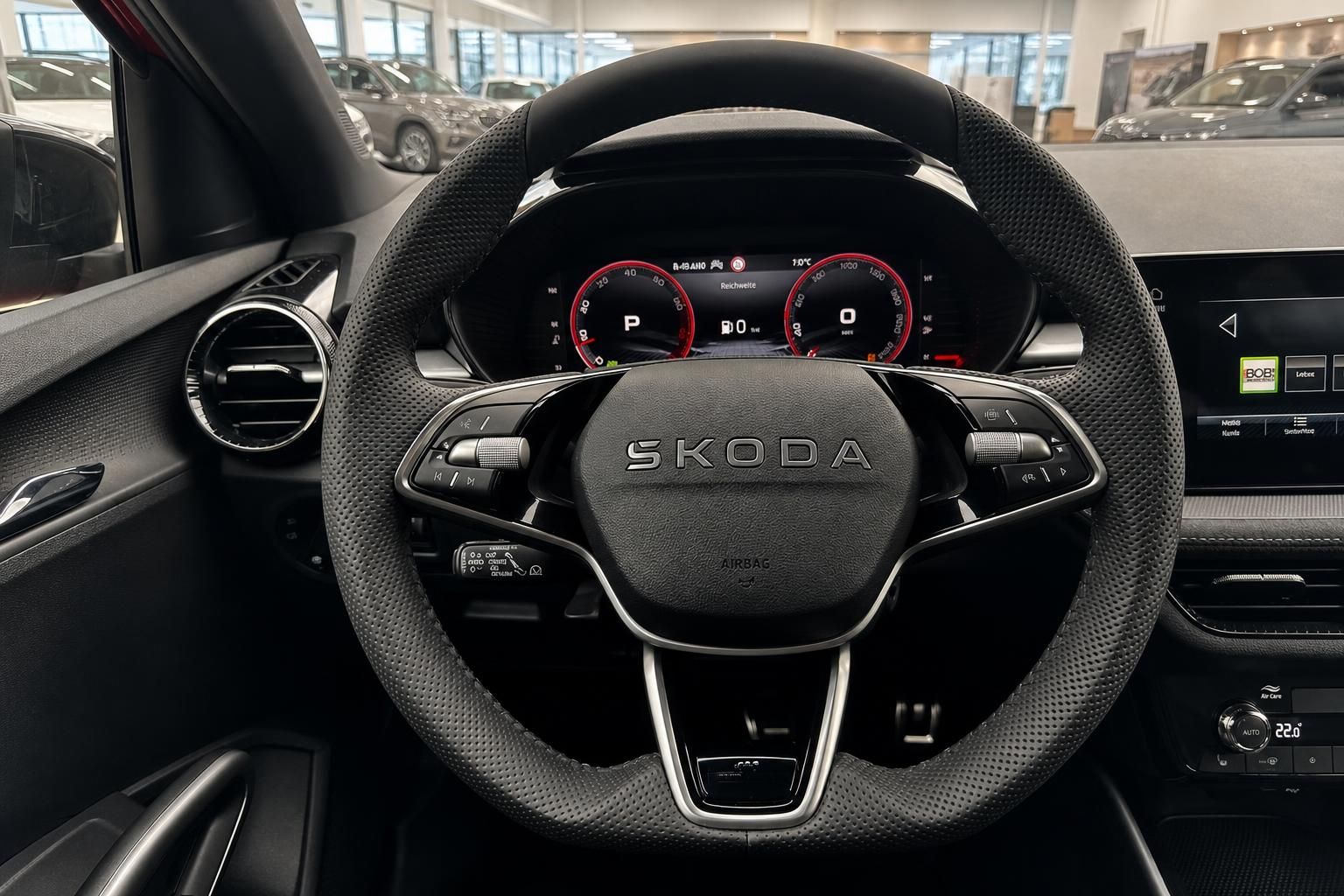 Skoda Lenkrad mit Multifunktionstasten und digitales Cockpit mit Tachometer und Drehzahlmesser