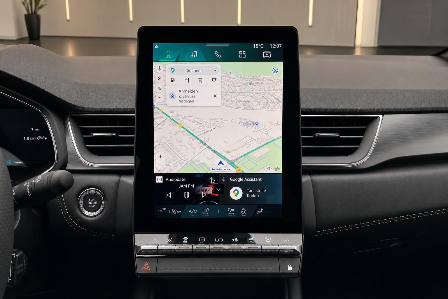 Zentraler Touchscreen mit Navigationskarte und Klimabedienung im Fahrzeug