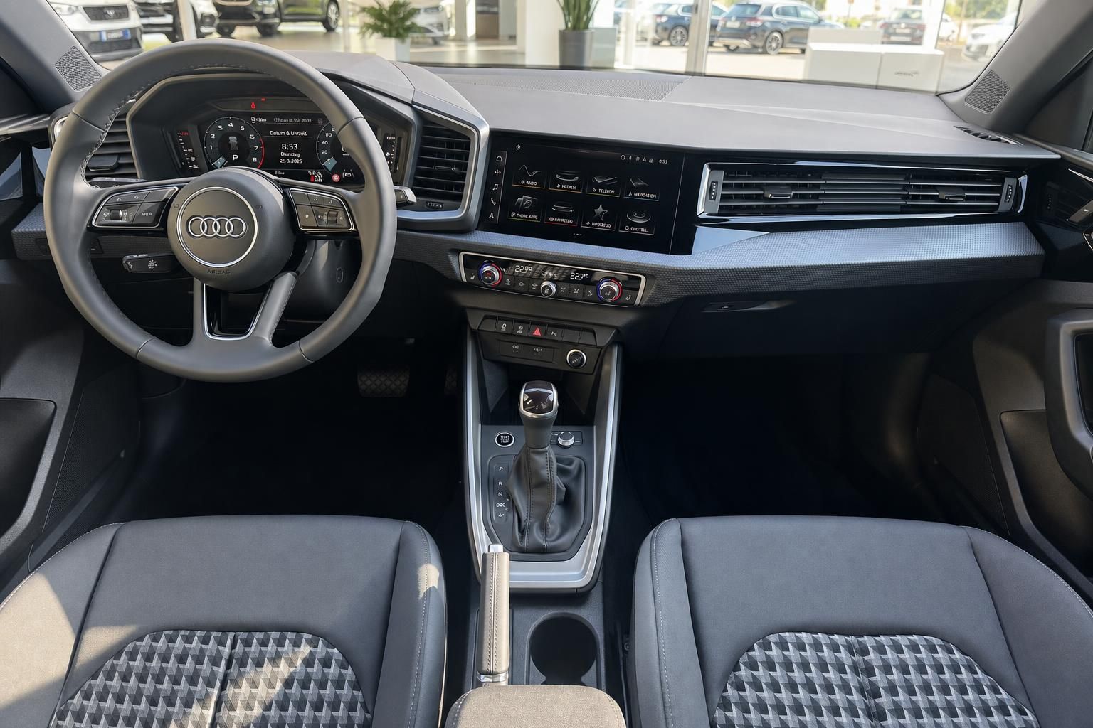Audi A1 Cockpit mit Virtual Cockpit, MMI Touchscreen, Lenkrad und Schaltgetriebe Innenraum