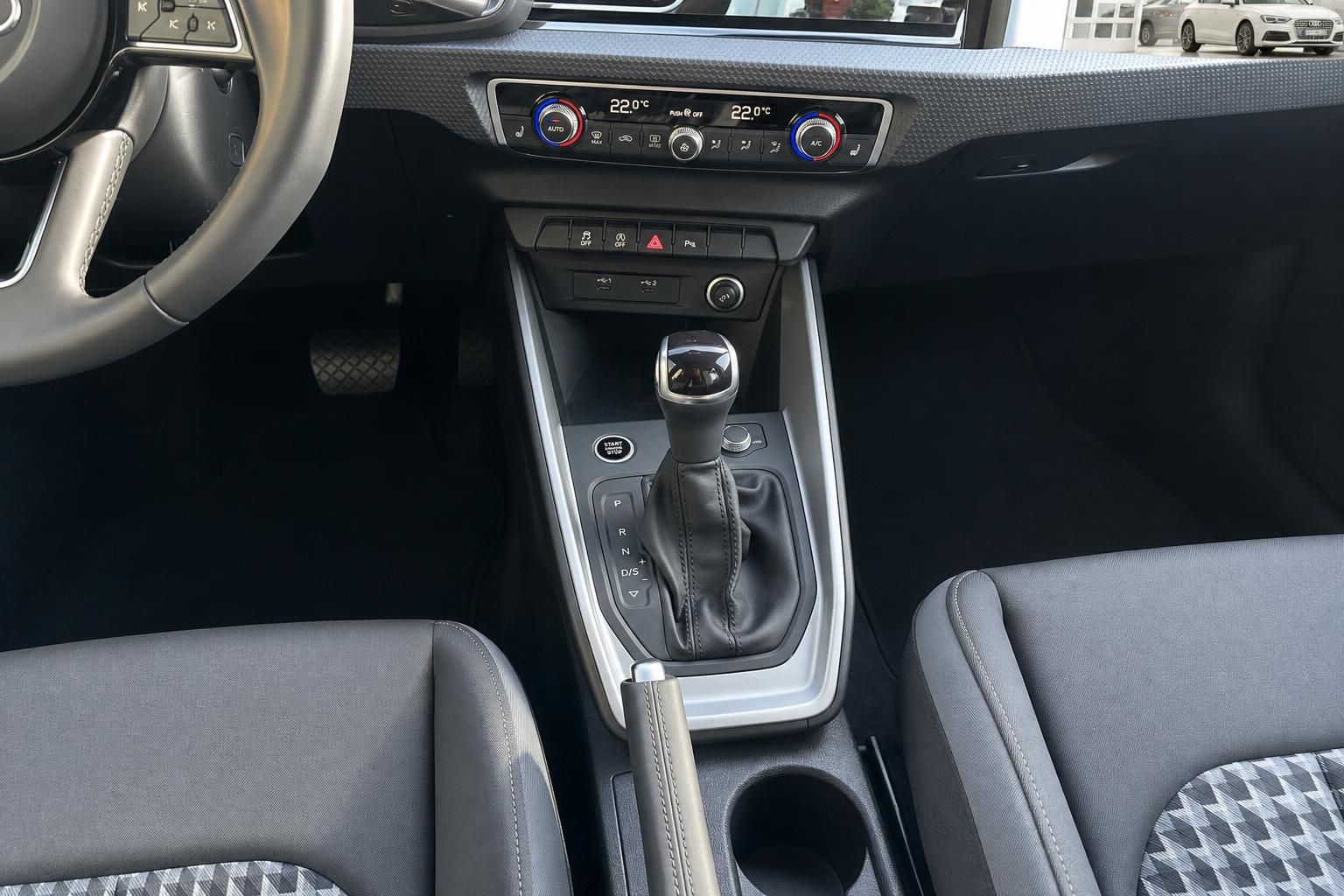 Audi Innenraum Mittelkonsole mit Automatikgetriebe, Klimaanlage und Gangschaltung