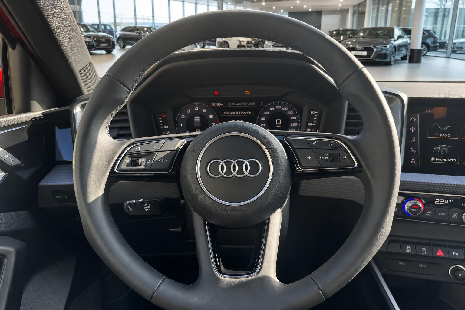 Audi Lenkrad mit Multifunktionstasten, Cockpit und digitaler Instrumententafel