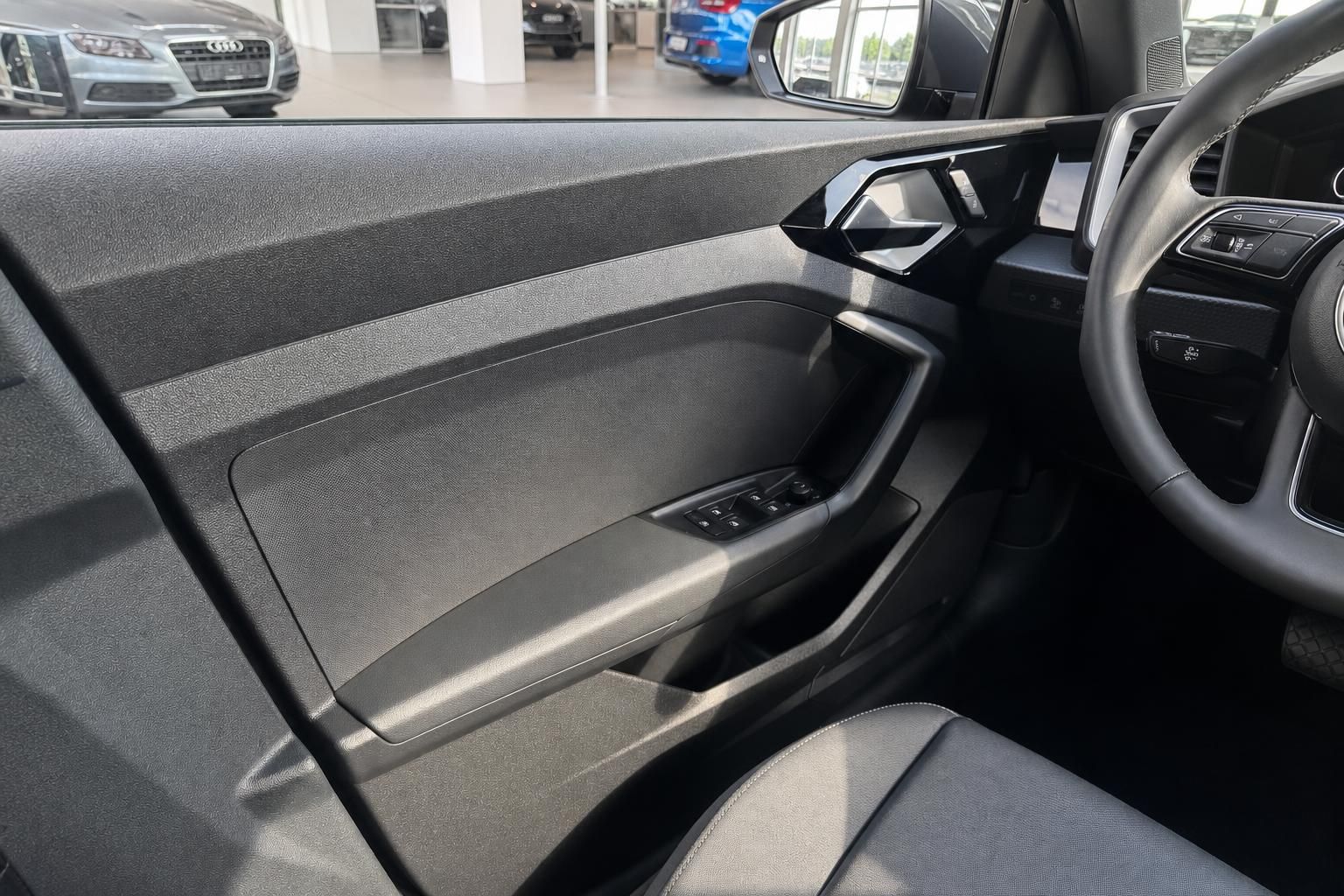 Audi Fahrzeuginnenraum Fahrertür mit Türverkleidung, Fensterheber und Lenkrad