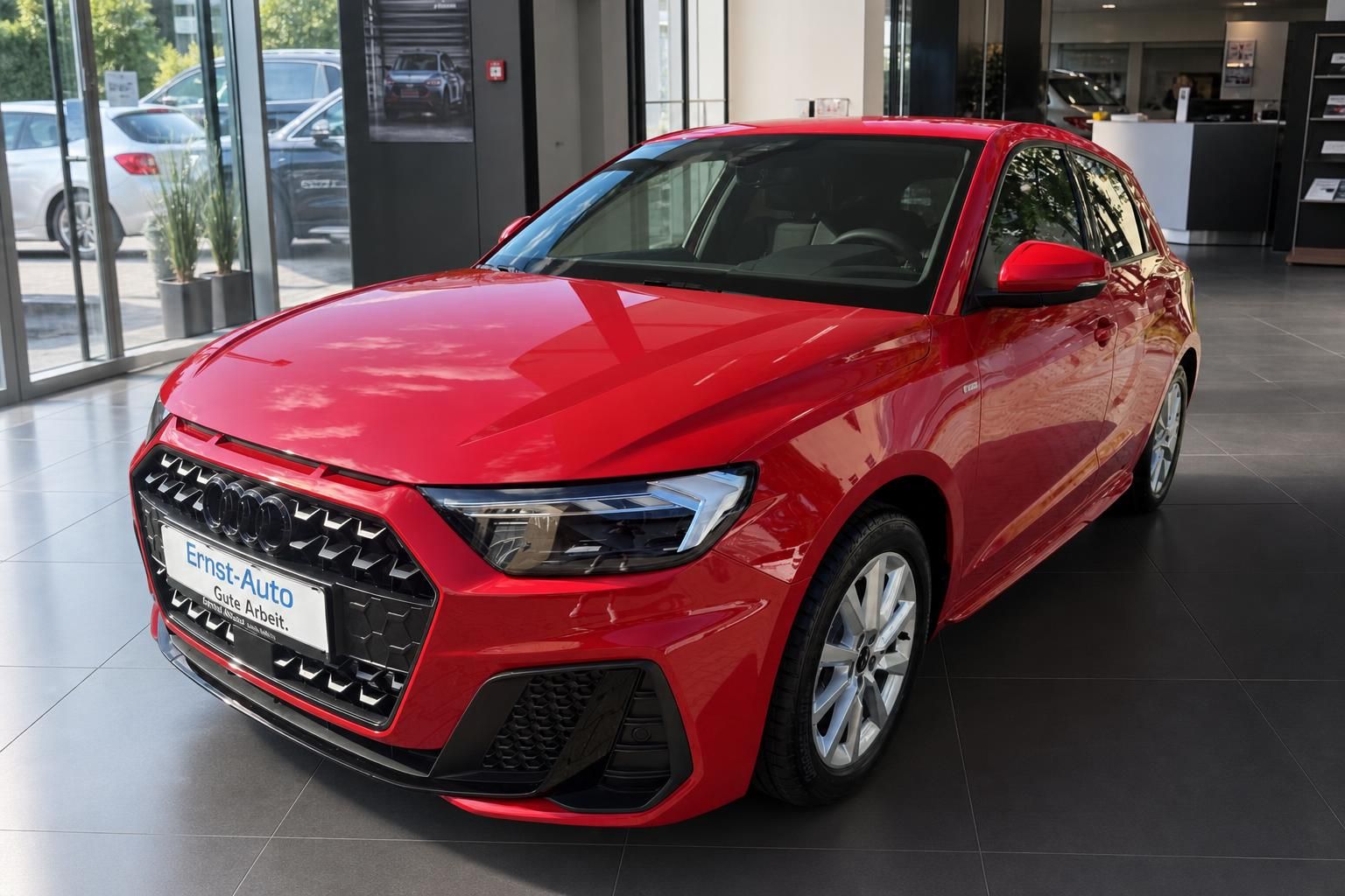 Audi A1 Sportback rot Frontansicht schräg im Autohaus – Kleinwagen mit markantem Kühlergrill