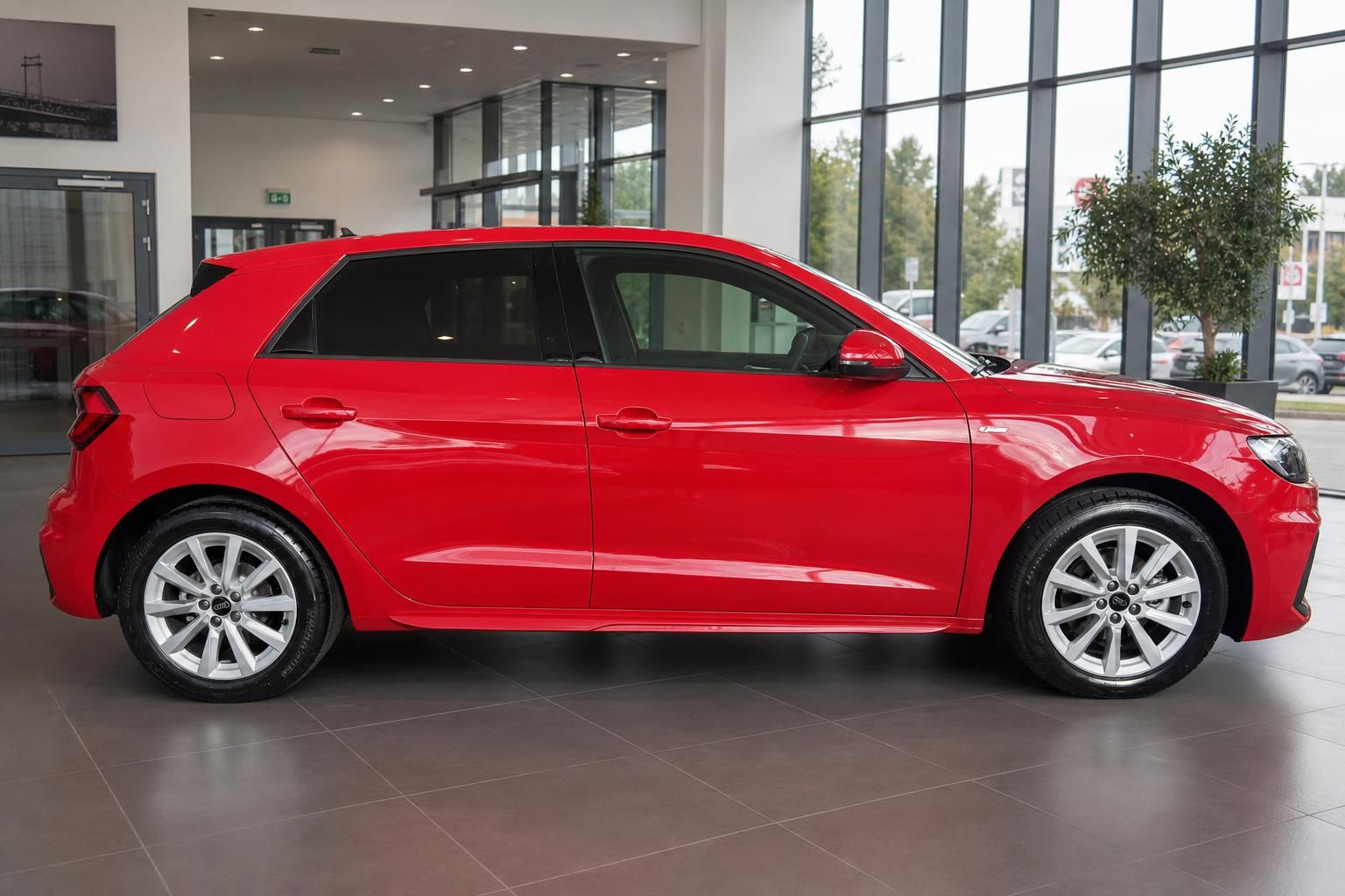 Audi A1 Sportback rot Seitenansicht im Autohaus – 5-türiger Kleinwagen in tango rot metallic