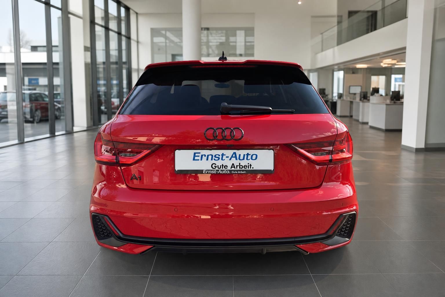 Audi A1 Sportback rot Heckansicht im Autohaus – LED-Rückleuchten und Audi Vierringe