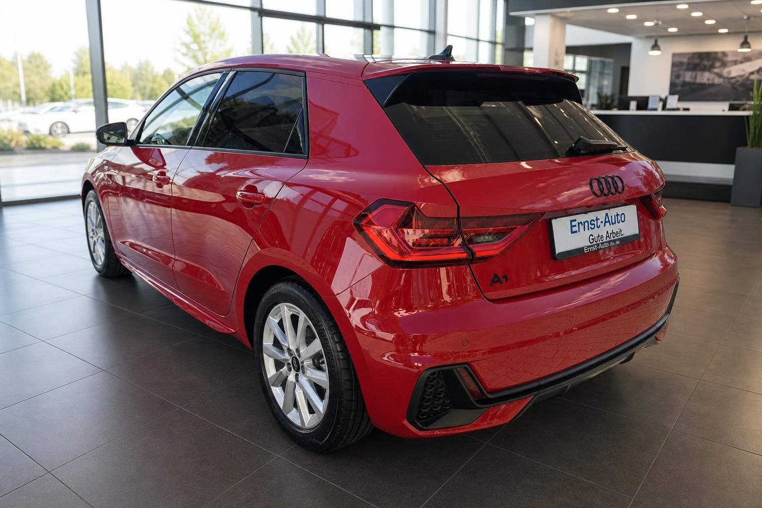 Audi A1 Sportback rot Heckansicht im Autohaus, Alufelgen, LED-Rückleuchten