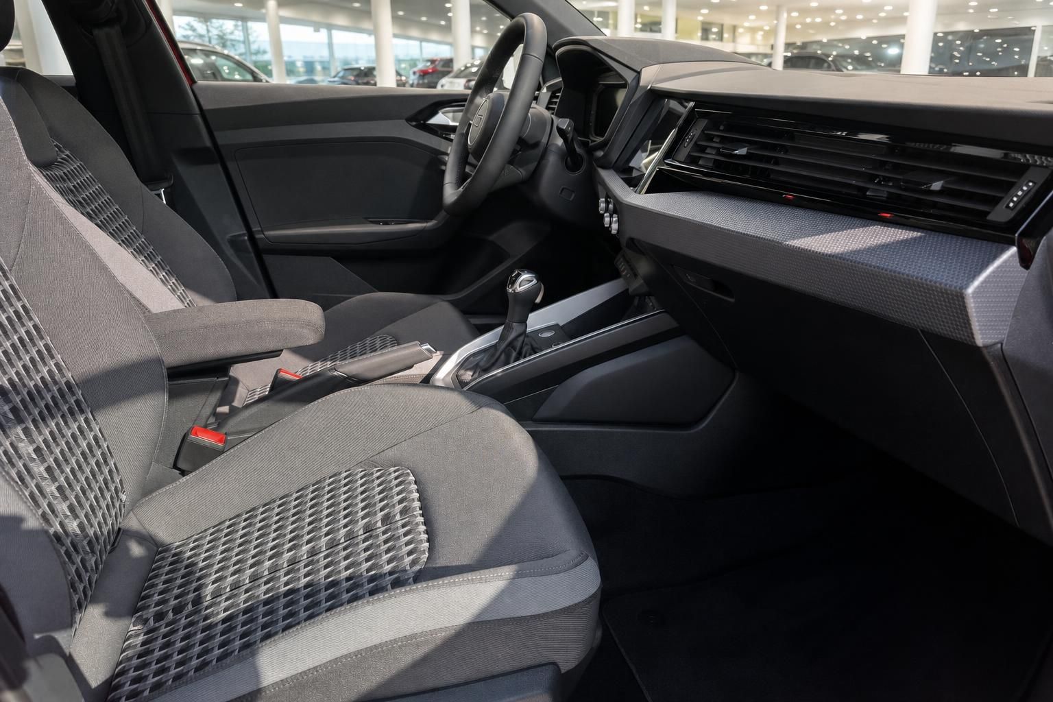 Audi A1 Innenraum Vordersitze mit Stoff-Alcantara-Bezügen, Mittelkonsole und Cockpit im Autohaus