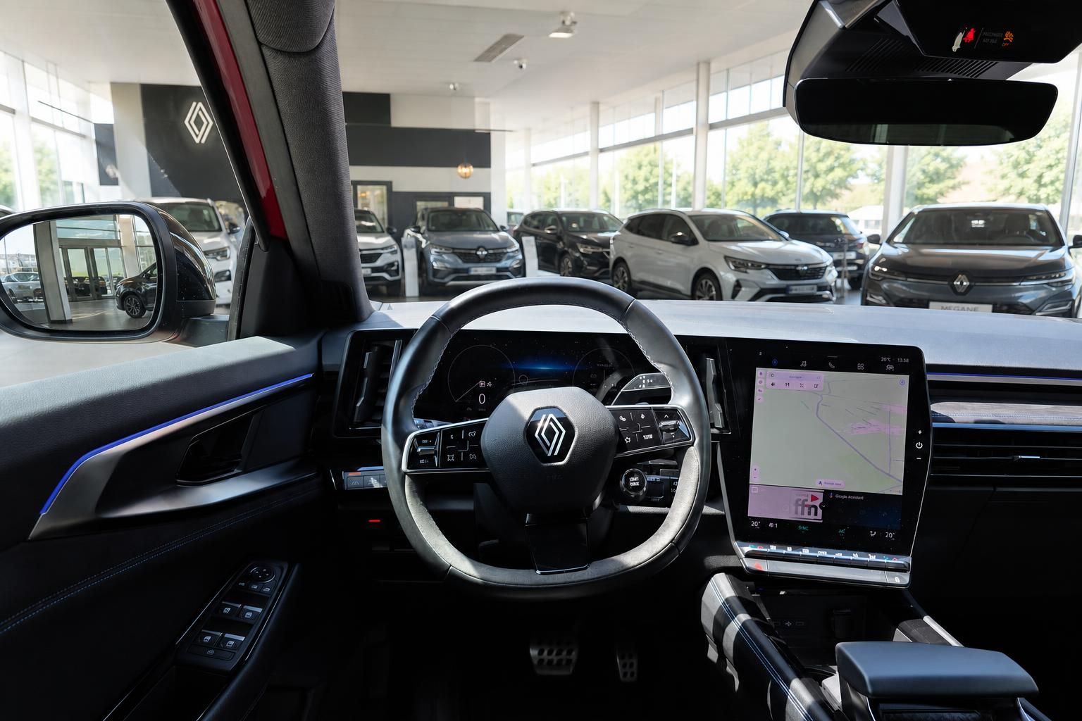 Cockpit und Lenkrad im Renault Innenraum mit digitalem Display
