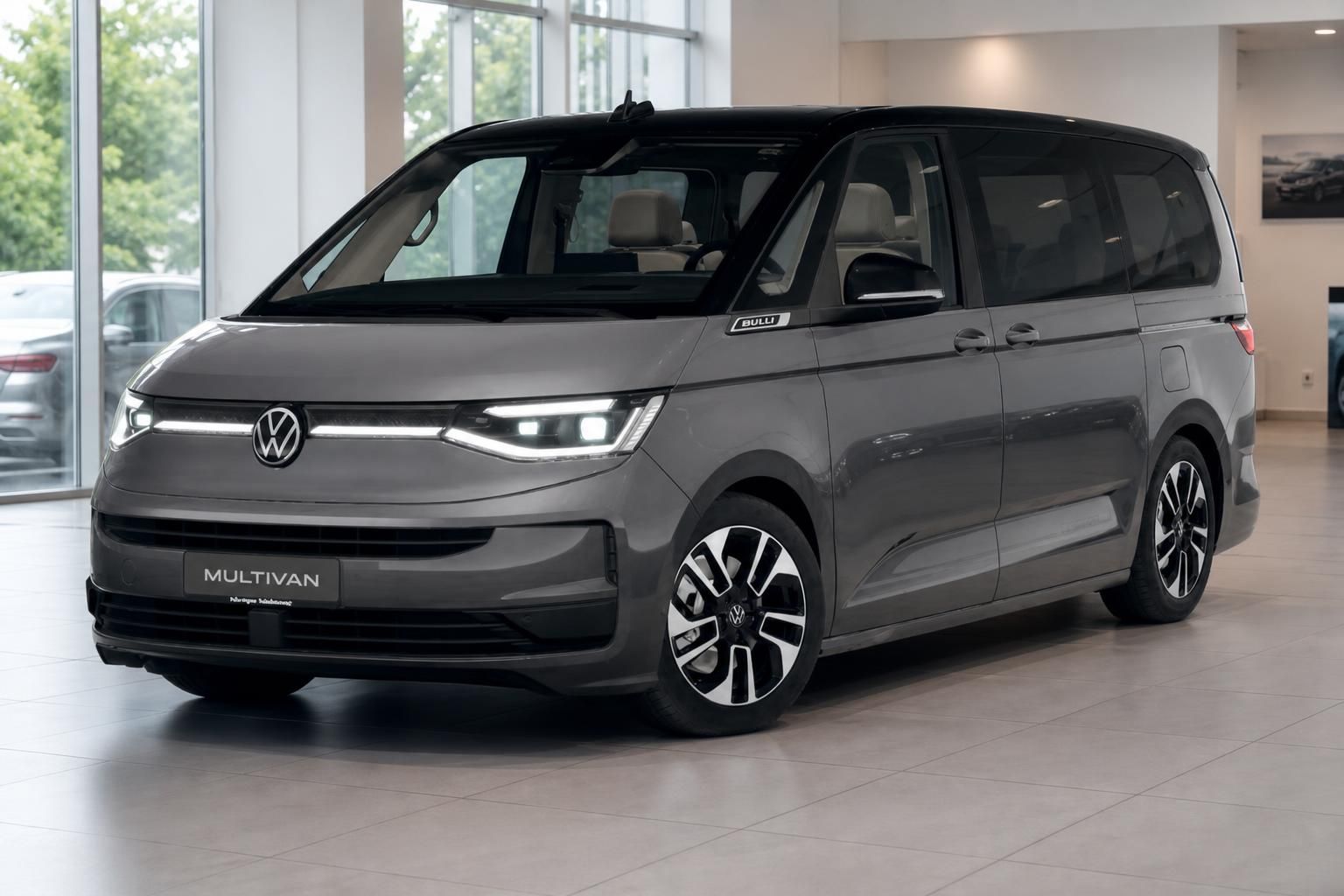 VW Multivan Bulli grau Frontansicht im Autohaus