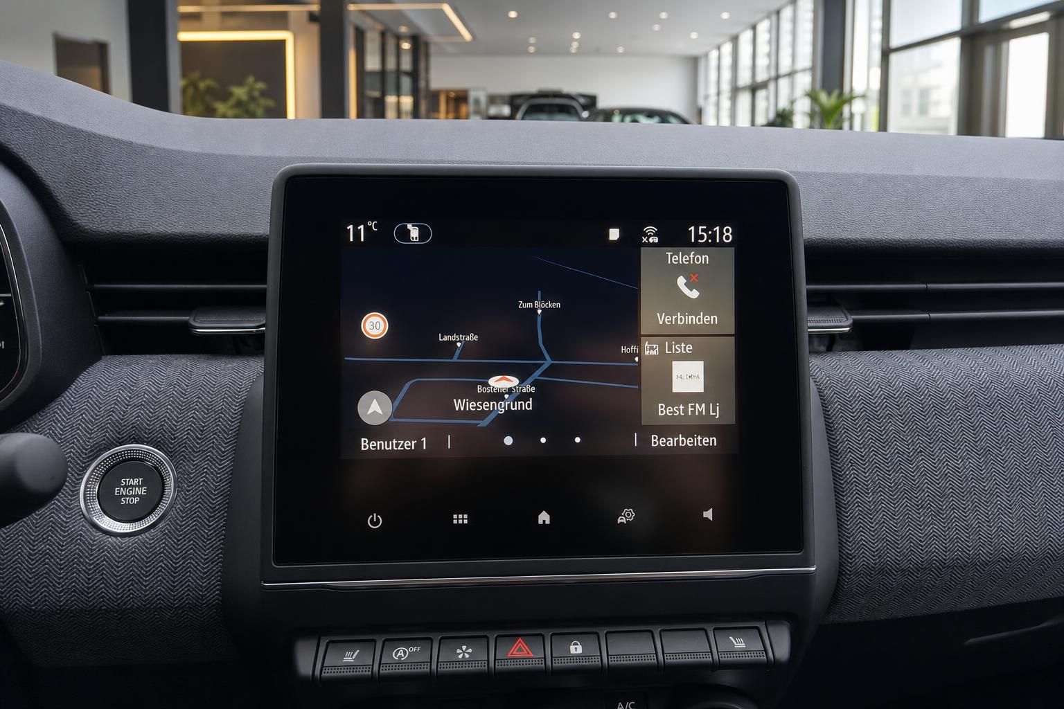 Modernes Fahrzeug Infotainment-Display mit Navigation und Klimaanlage im Armaturenbrett