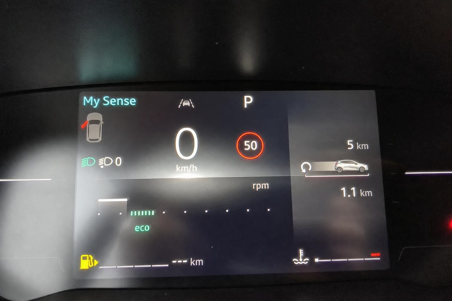 Digitales Fahrzeug-Cockpit Display mit Geschwindigkeitsanzeige und My Sense System