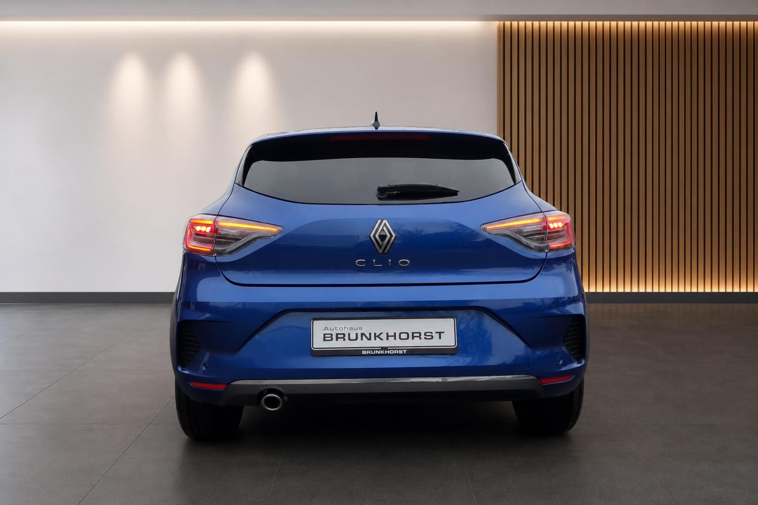 Renault Clio Heckansicht in Blau - Rückleuchten und CLIO Schriftzug deutlich sichtbar