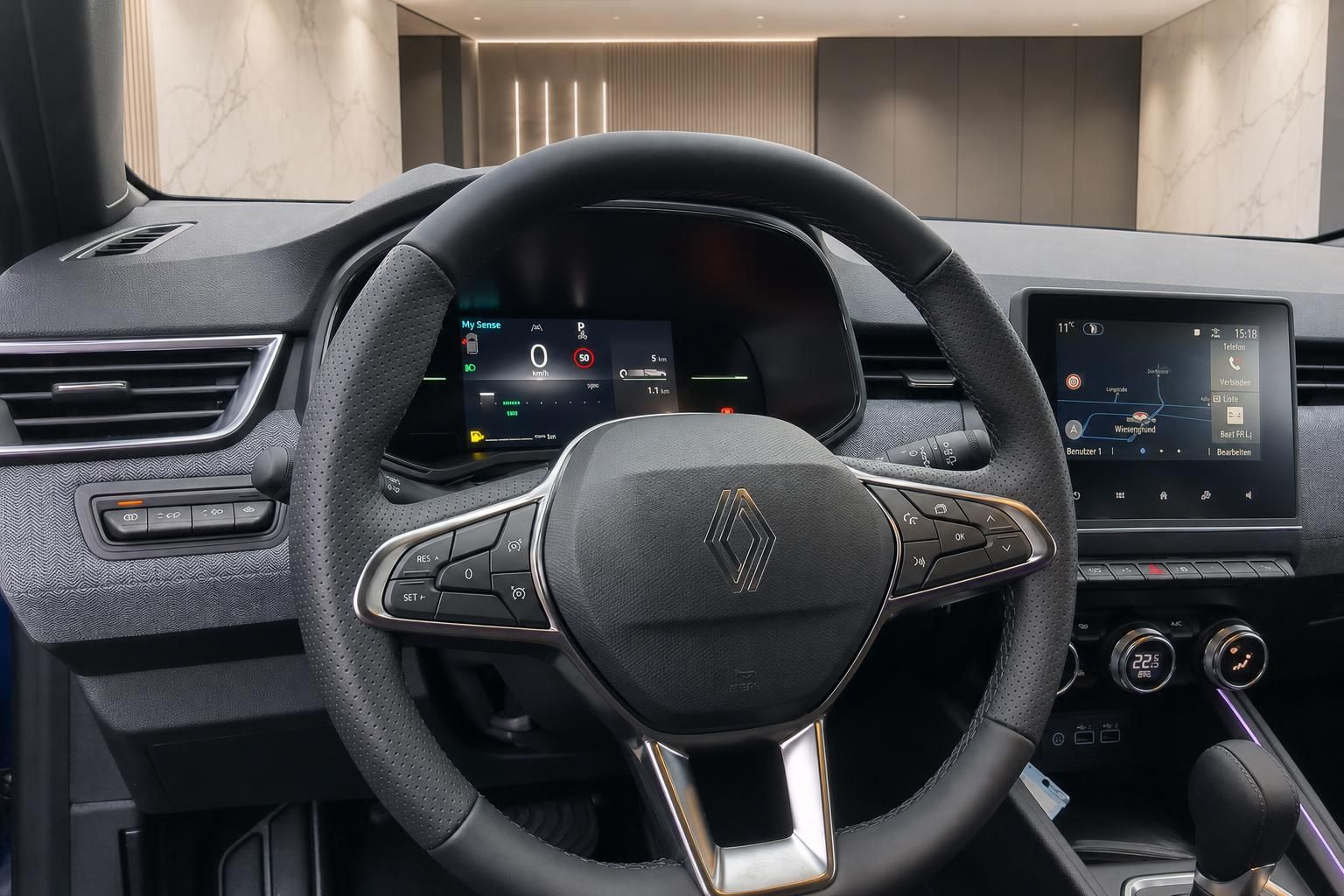 Cockpit mit digitalem Kombiinstrument und Infotainment-Bildschirm