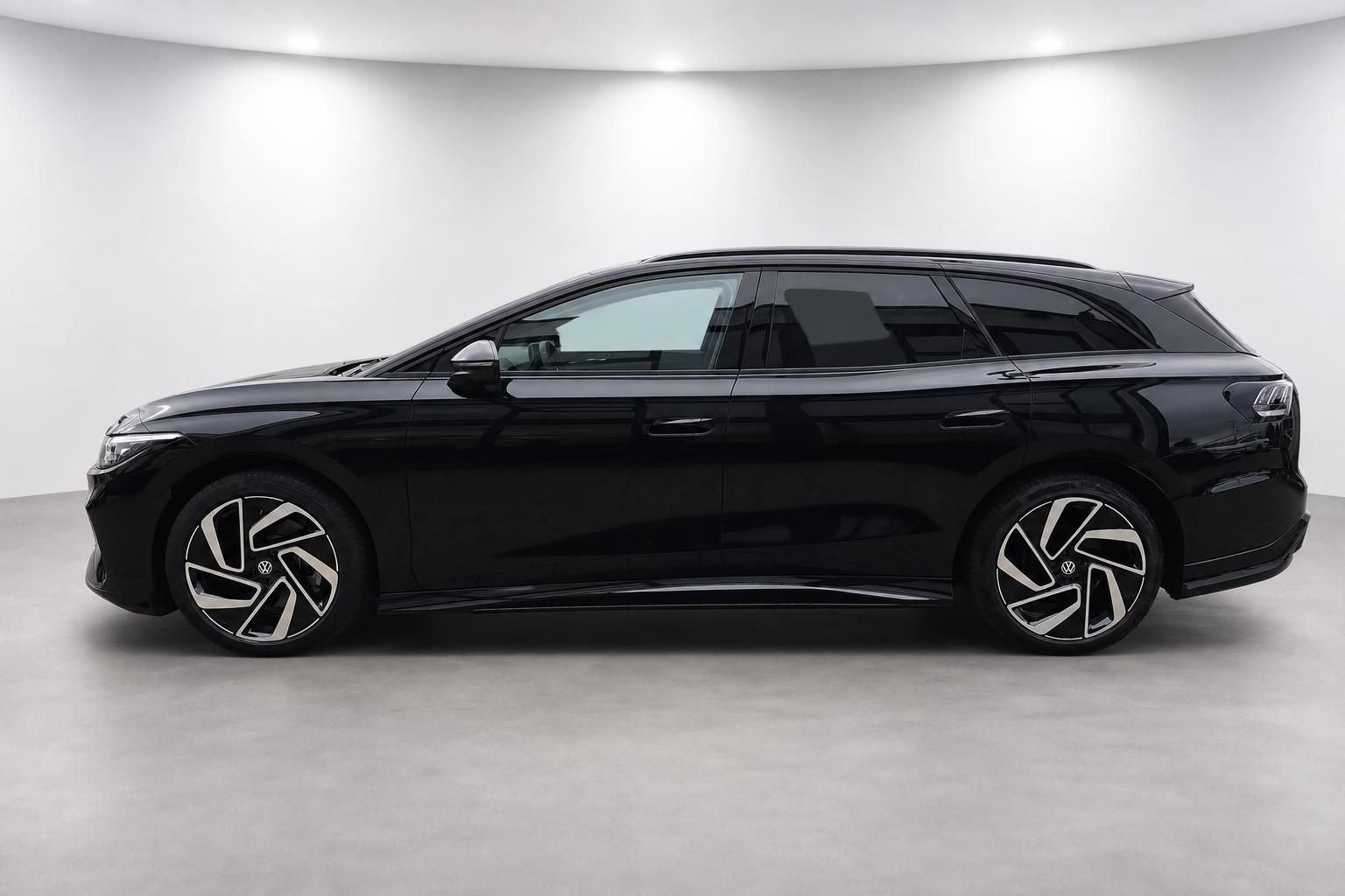 VW ID.7 Tourer schwarz, Seitenansicht im Fotostudio