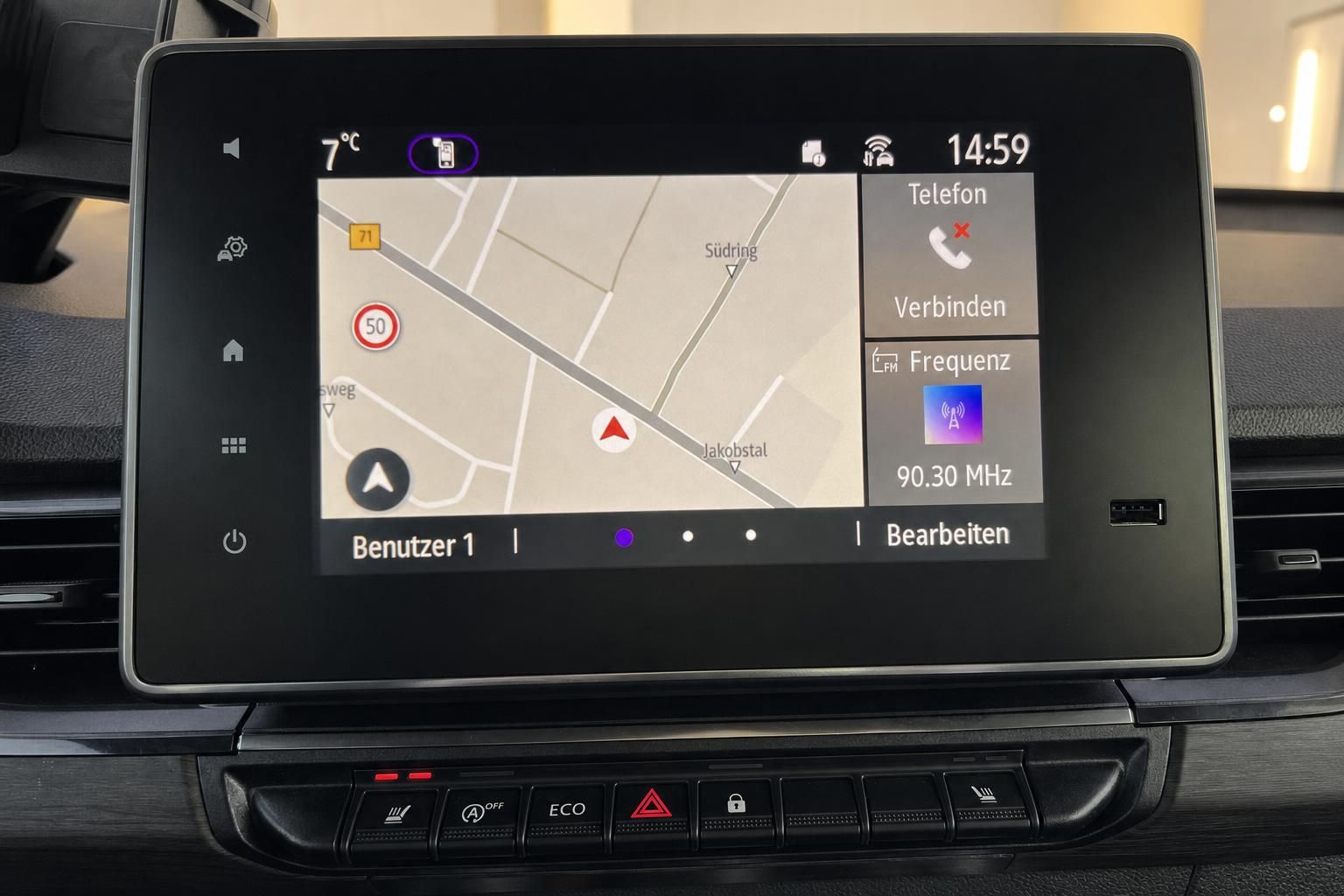 Fahrzeug Infotainment-System mit Navigationskarte, Radio und Telefonmenü - moderne Technologie