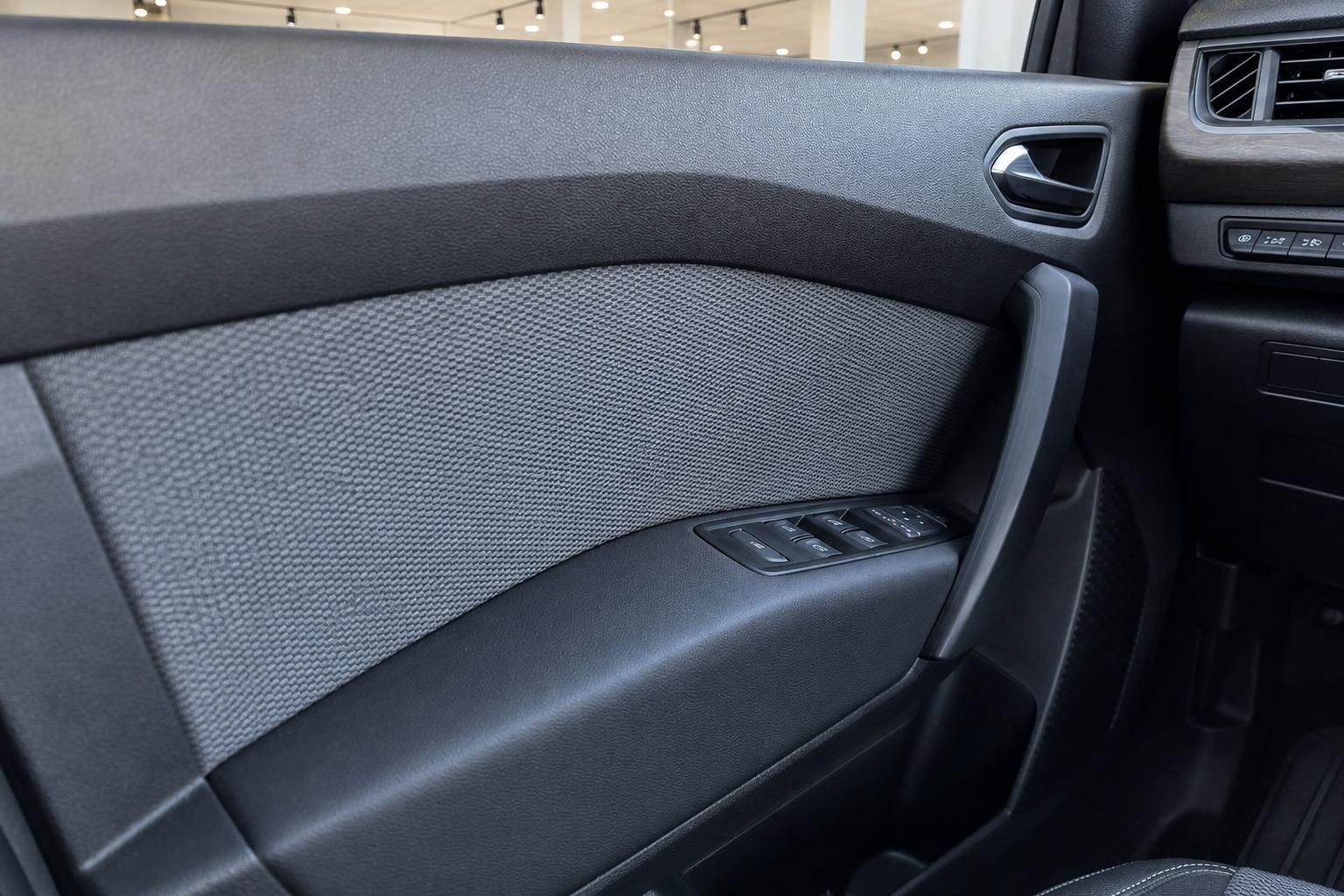 Auto Türverkleidung mit Fensterheberschaltern und Stoffbezug - hochwertige Innenausstattung