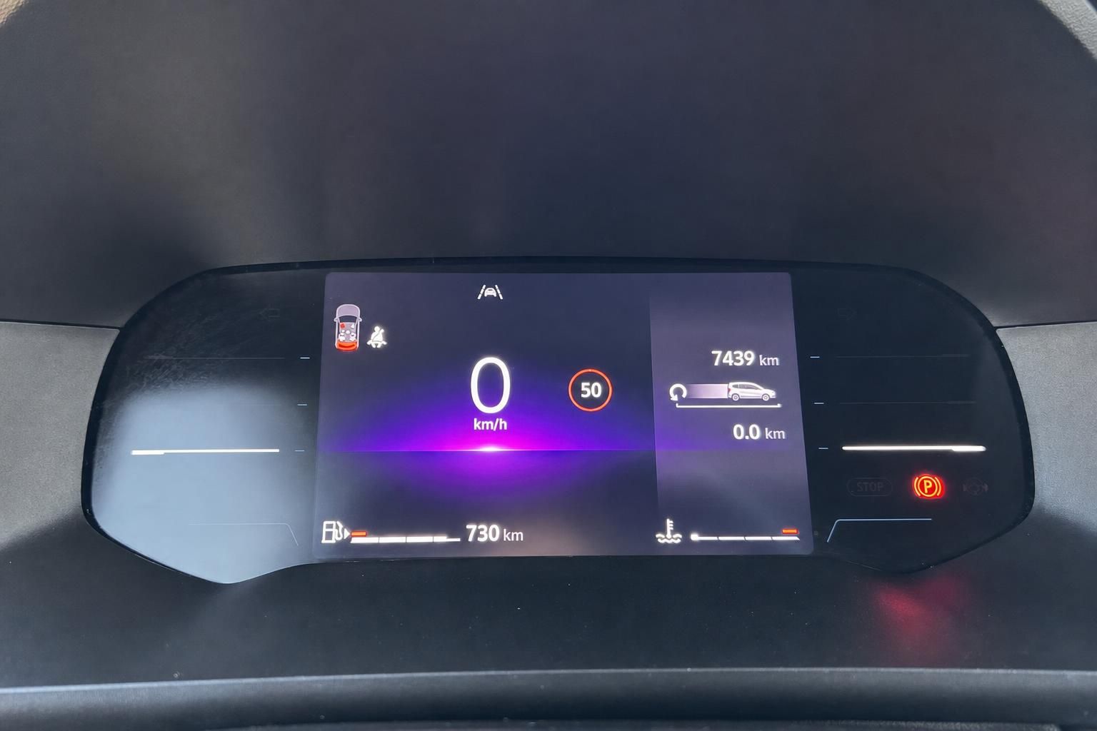 Digitales Armaturenbrett mit Tachostand und Fahrzeuginformationen im Innenraum