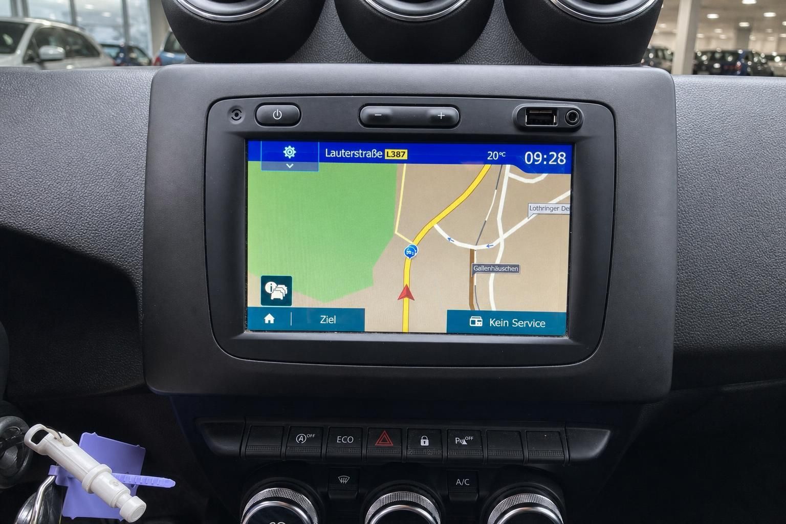 Navigationssystem und Bedienelemente im Dacia Duster Cockpit
