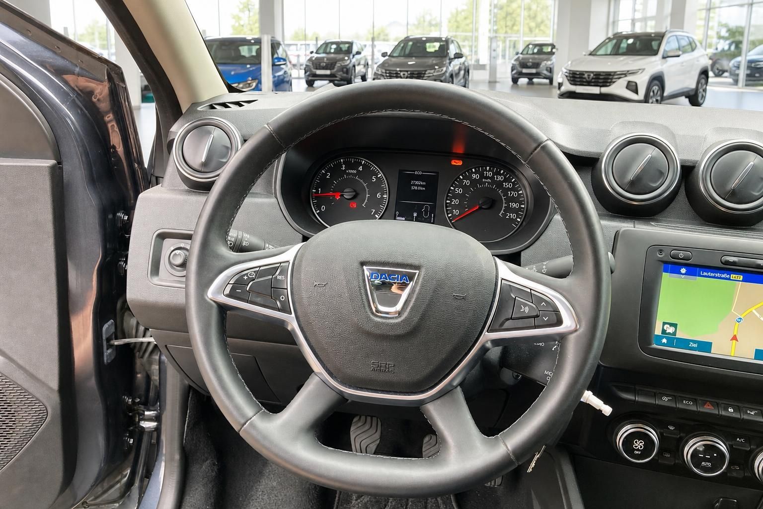 Lenkrad und Cockpit Dacia Duster im Autohaus