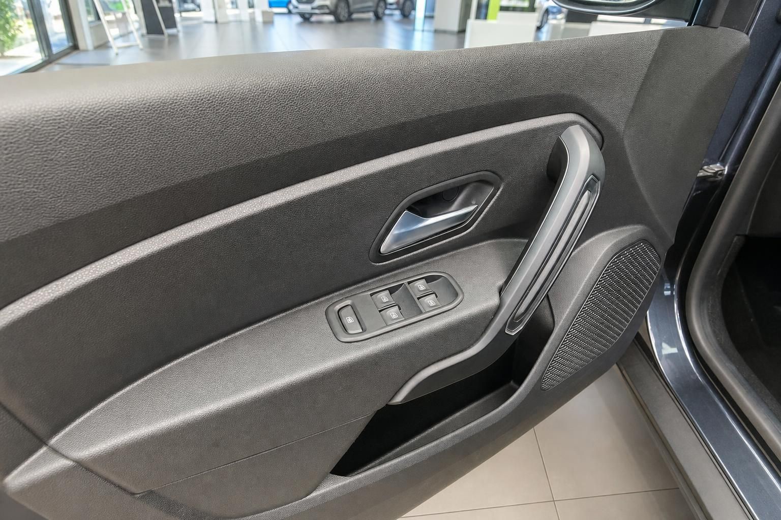 Türverkleidung mit Fensterhebern Dacia Duster Innenraum