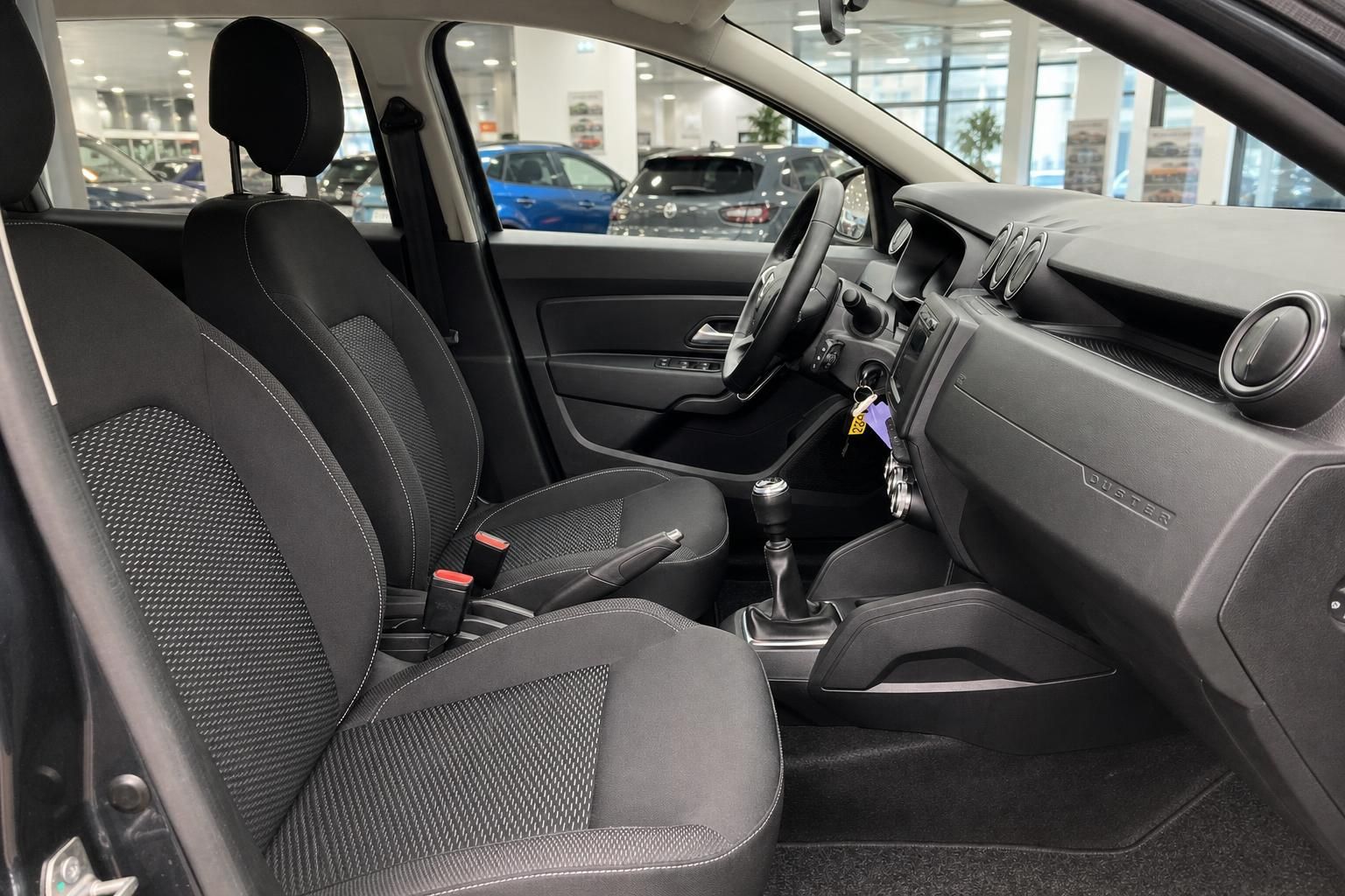 Innenraum Dacia Duster mit Vordersitzen und Schaltung
