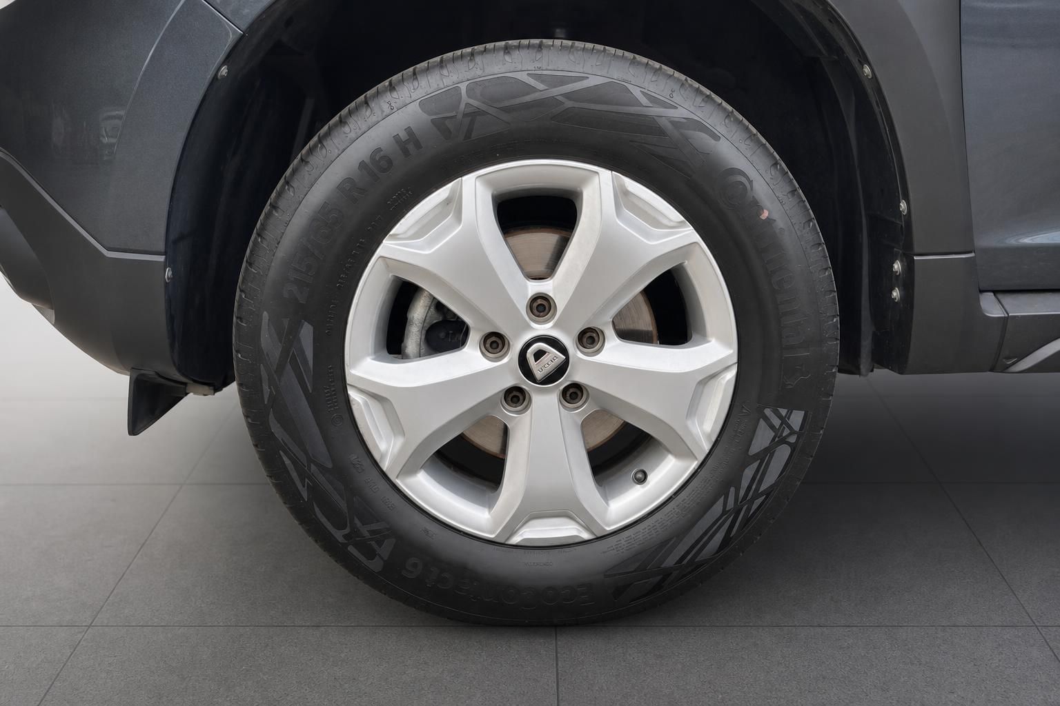 Leichtmetallfelge und Reifen Dacia Duster Nahaufnahme