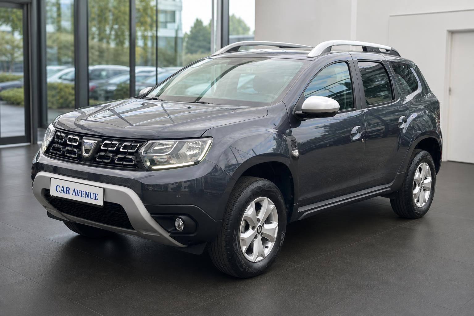 Dacia Duster grau Frontansicht schraeg im Autohaus Showroom