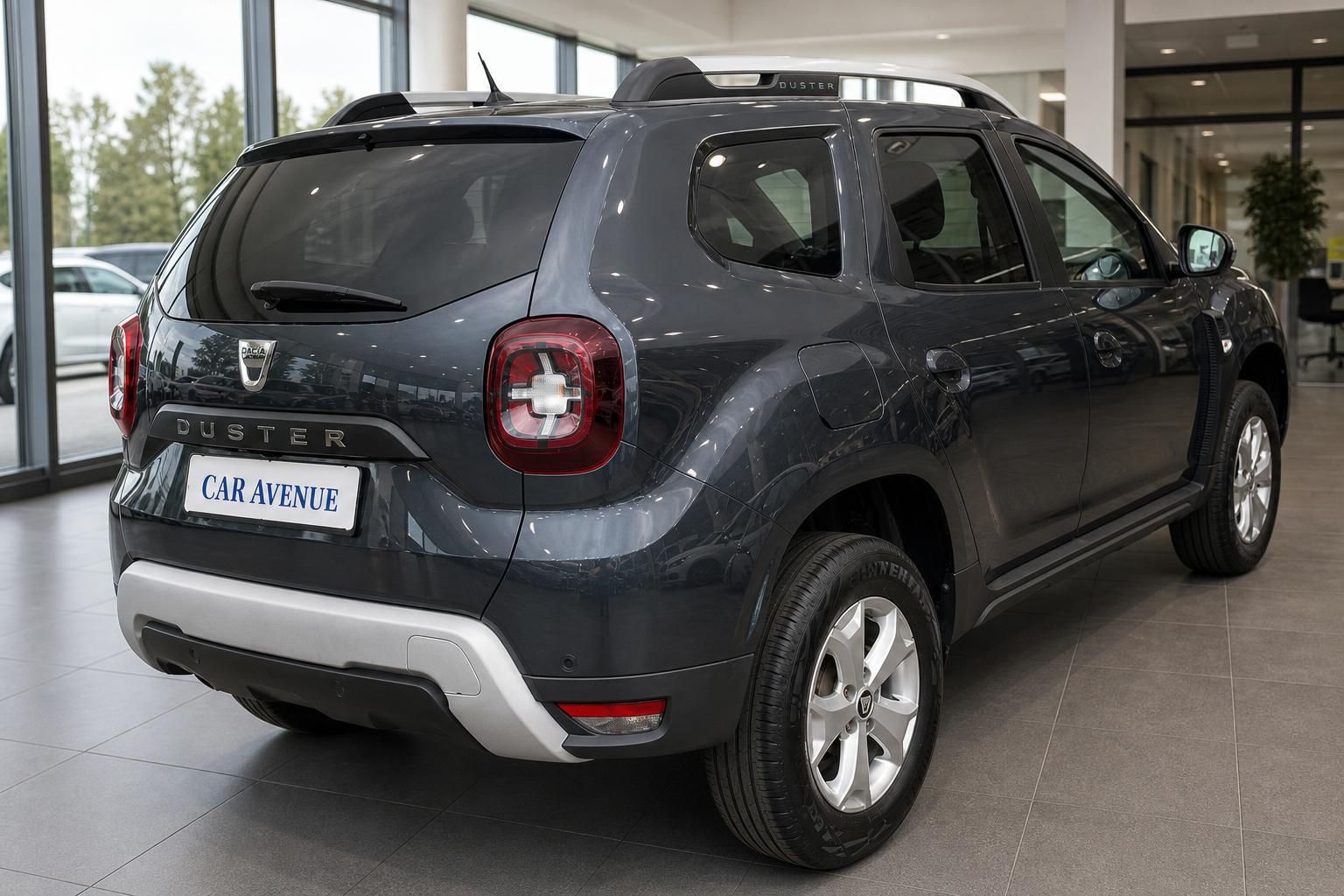 Dacia Duster grau Heck Nahaufnahme mit Kennzeichenhalter