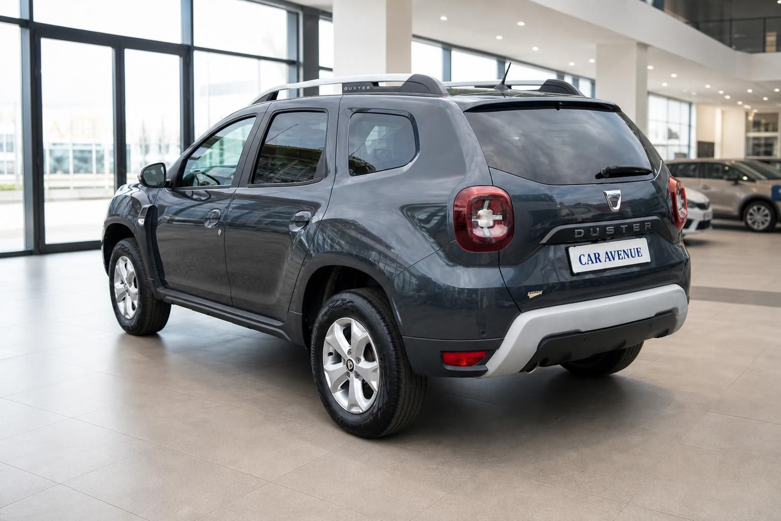 Dacia Duster grau Heckansicht schraeg im Autohaus