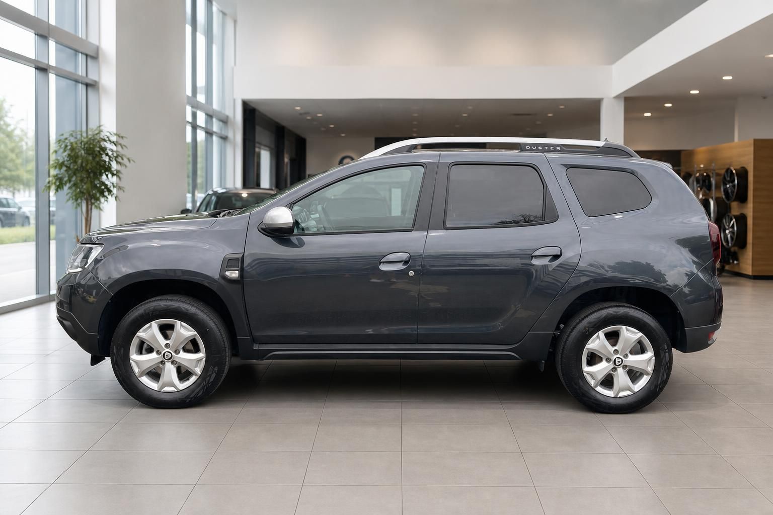 Dacia Duster grau Seitenansicht im Autohaus Showroom