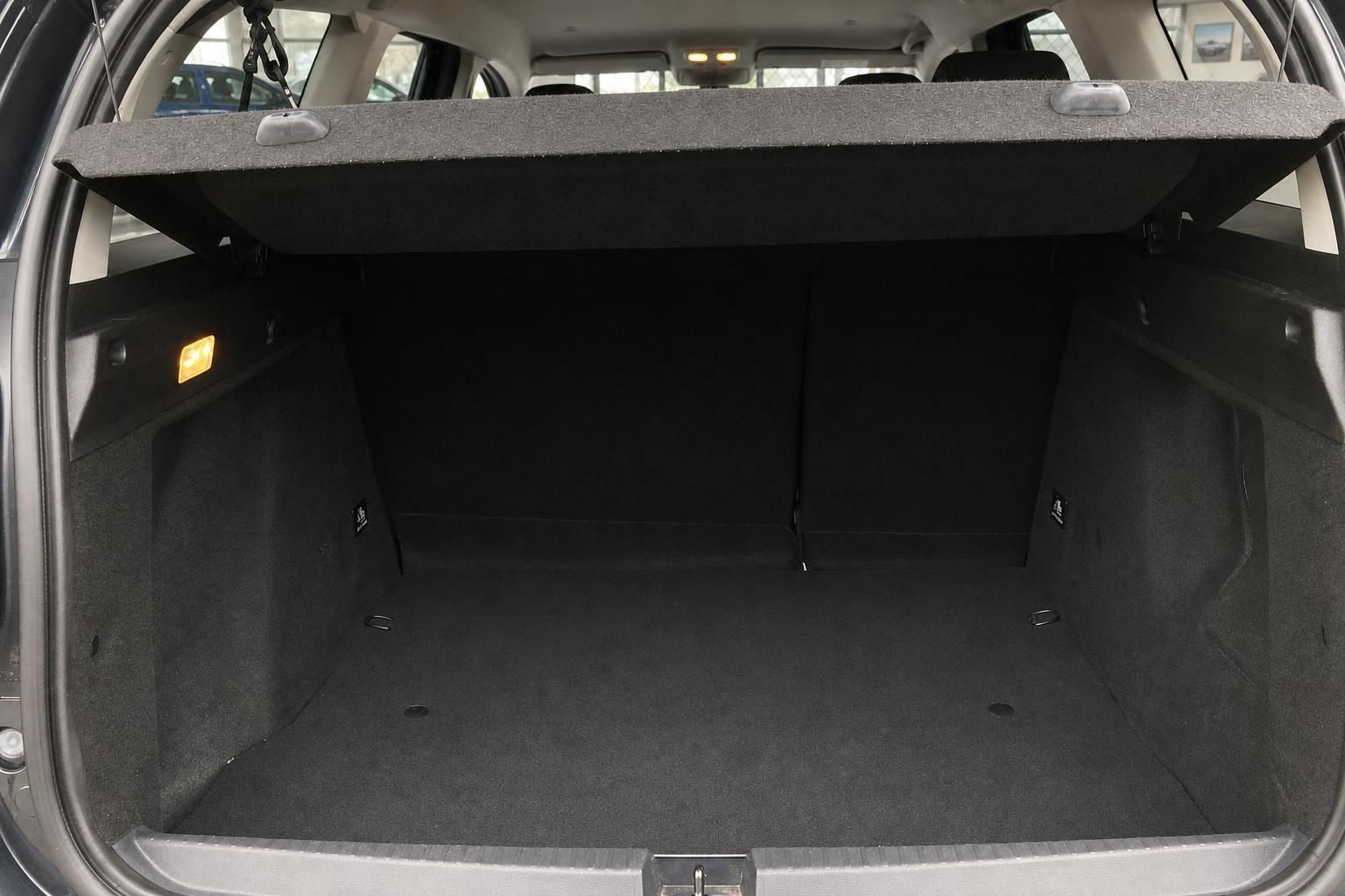 Dacia Duster Kofferraum leer mit viel Stauraum im Detail