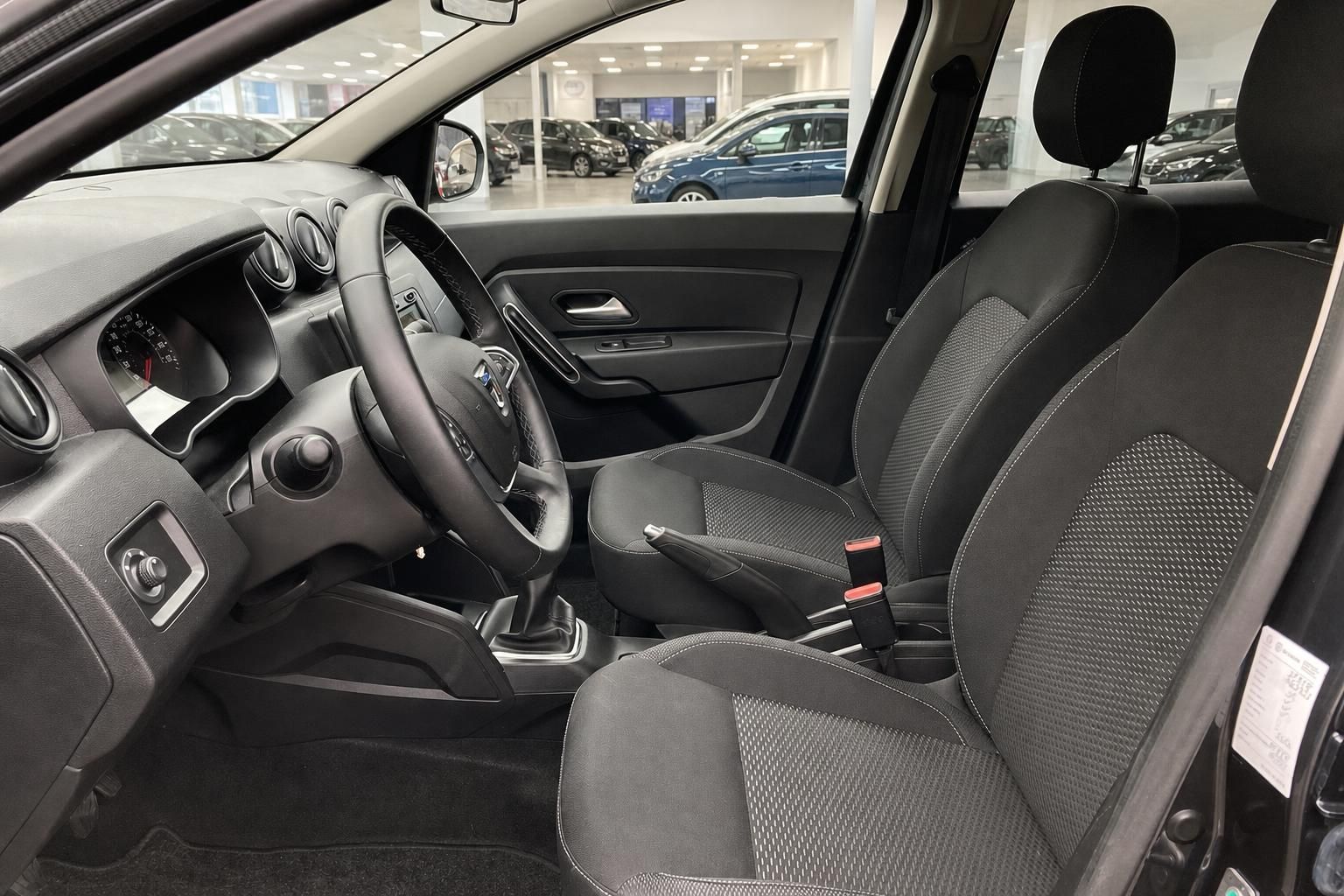 Vordersitze und Cockpit im Innenraum eines Dacia Fahrzeugs