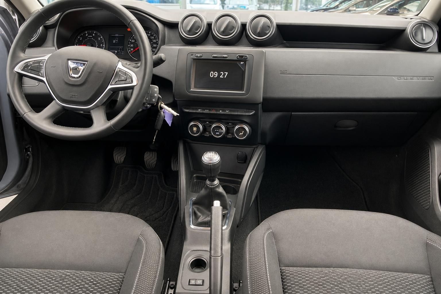 Cockpit und Mittelkonsole eines Dacia Duster mit Schaltgetriebe