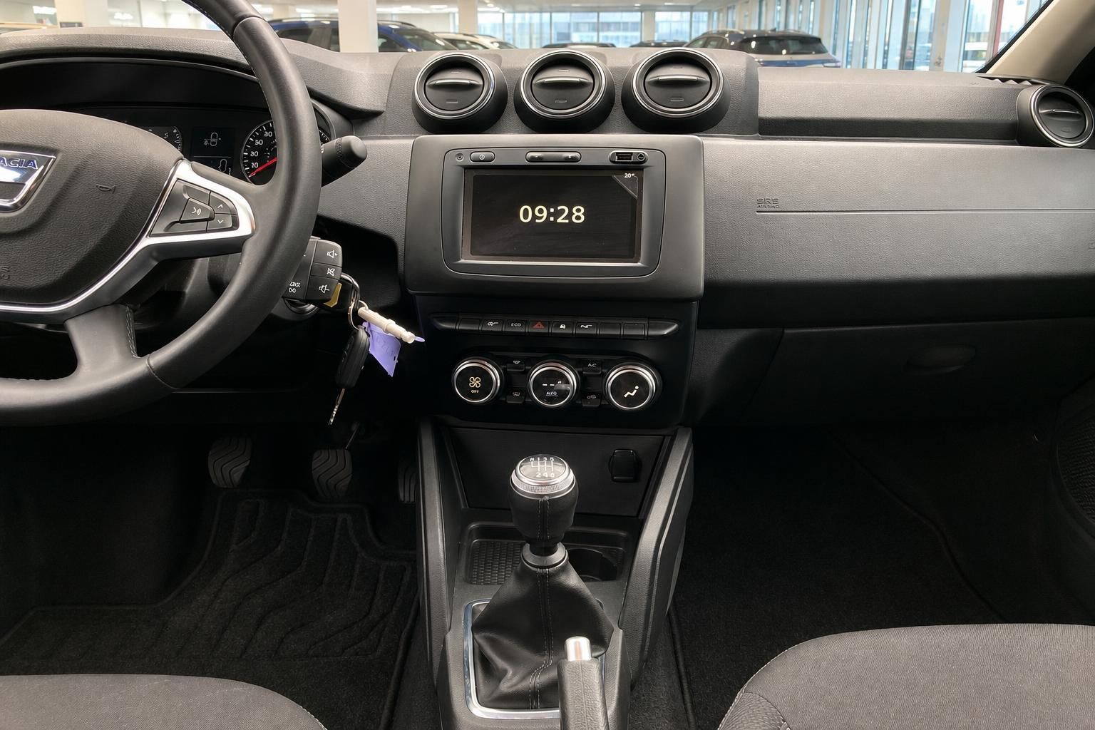 Armaturenbrett und Schalthebel im Dacia Duster Innenraum