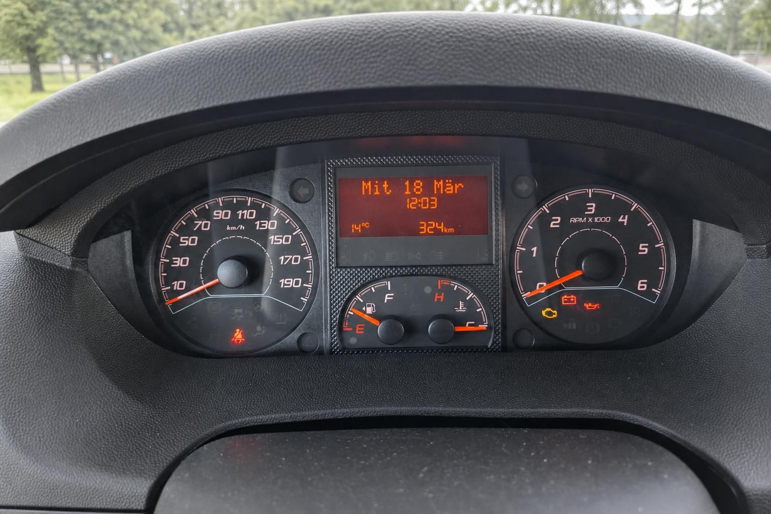 Fahrzeug Tacho und Instrumententafel mit 324km Kilometerstand