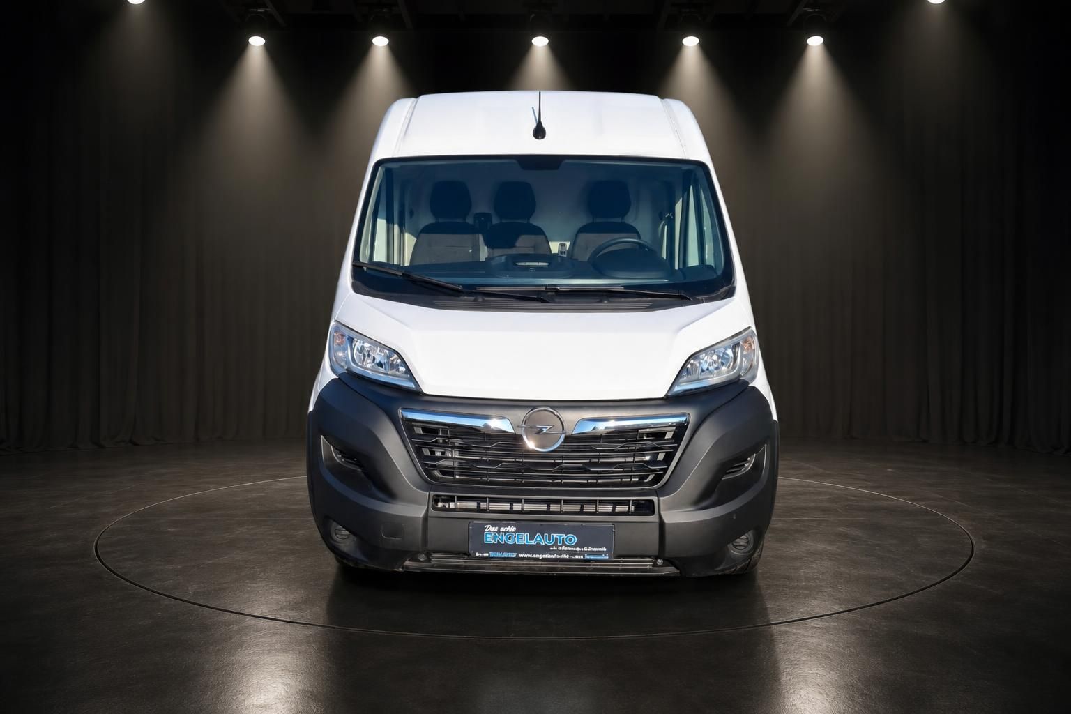 Weißer Transporter Kastenwagen Frontansicht im Showroom mit Händlerplakette