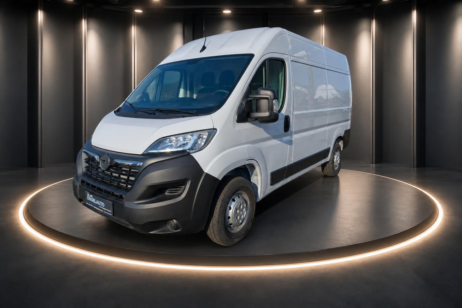 Weißer Transporter Kastenwagen Dreiviertelansicht mit LED-Ringbeleuchtung im Showroom